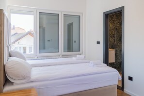 Executive Apartment | Laptop workspace, free WiFi, bed sheets