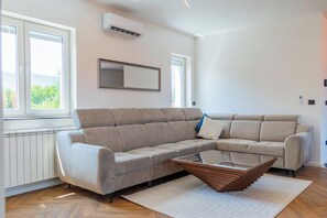 Appartement Exécutif | Coin séjour | Télévision LED de 43 pouces avec chaînes par câble