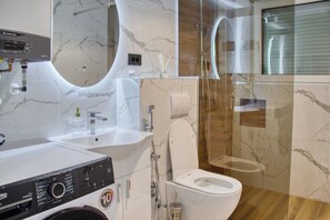 Apartemen Eksklusif, 2 kamar tidur | Kamar mandi | Shower, pancuran hujan, perlengkapan mandi gratis, dan pengering rambut