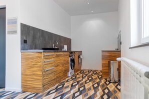 Executive-Apartment | Eigene Küche | Großer Kühlschrank, Ofen, Herdplatte, Wasserkocher