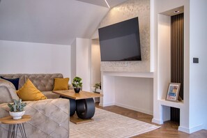 Apartamento exclusivo, 3 quartos | Área de estar | TV LED 43 polegadas com canais a cabo