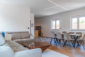 Appartement exécutif | Aire de séjour | Téléviseur à DEL de 43 po avec télévision par câble