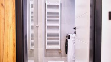 Apartamento Deluxe, 1 habitación | Baño | Ducha y cabezal de ducha tipo lluvia