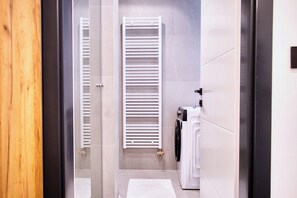 Deluxe-Apartment, 1 Schlafzimmer | Badezimmer | Dusche, Regendusche, kostenlose Toilettenartikel, Haartrockner