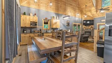 Grand House, 6 Bedrooms, Hot Tub, Mountain View | In-room dining