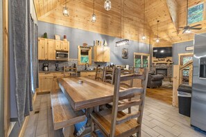 Grand House, 6 Bedrooms, Hot Tub, Mountain View | In-room dining