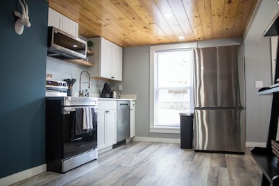 Beautiful 2 bedroom home, Walk to Downtown Mt. Airy!