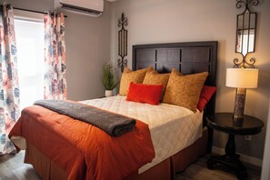 2 bedrooms, iron/ironing board, WiFi, bed sheets - Beautiful 2 bedroom home, Walk to Downtown Mt. Airy! (Mount Airy)