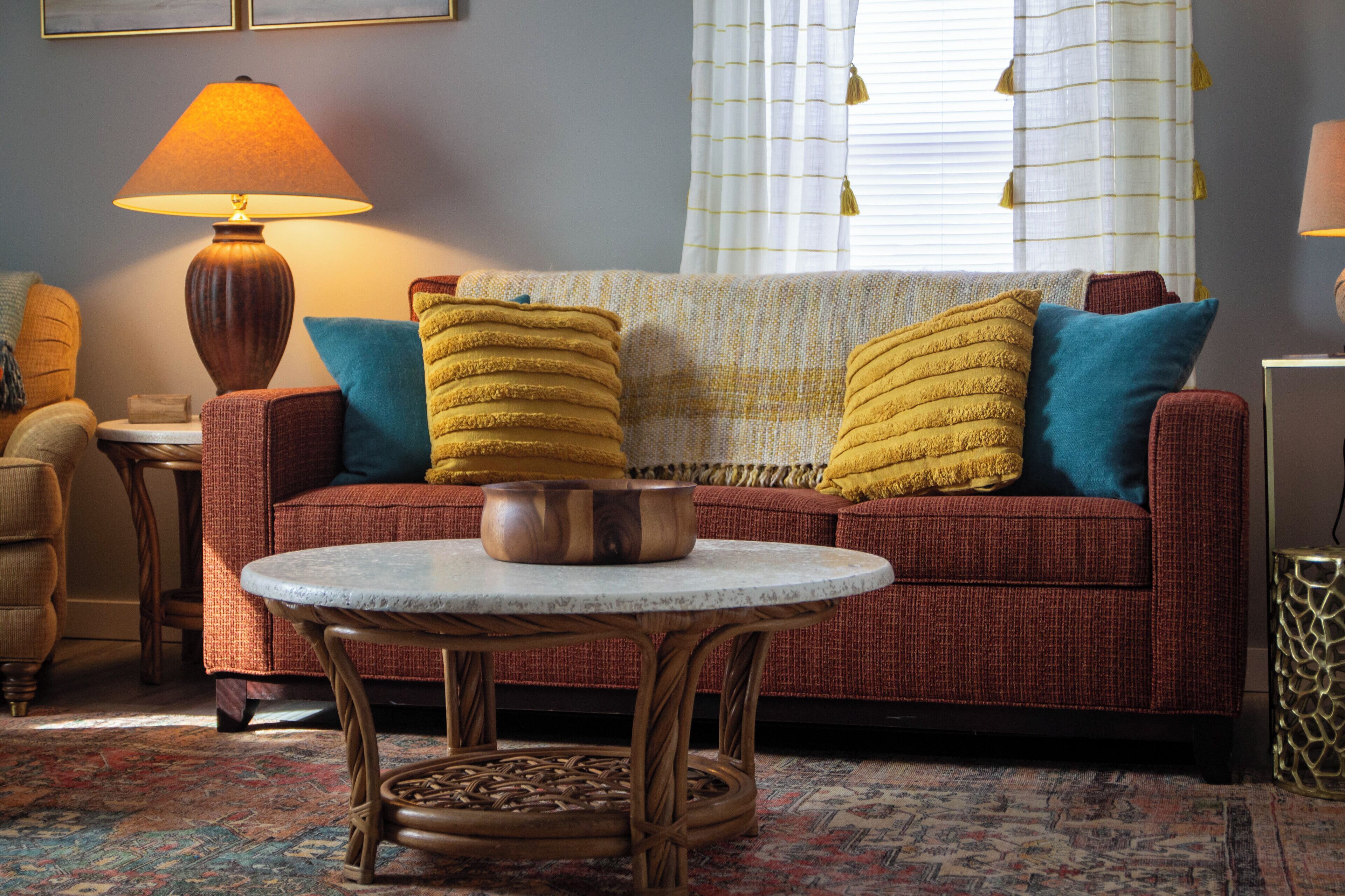 TV connectée, cheminée, livres