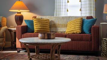 TV connectée, cheminée, livres