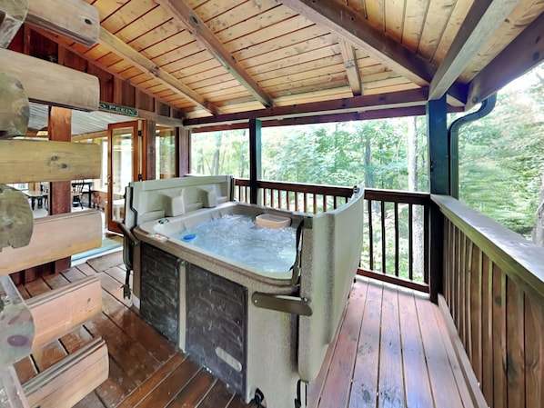 Outdoor spa tub