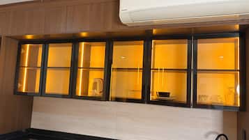 Stort kylskåp, mikrovågsugn, ugn och brödgrill