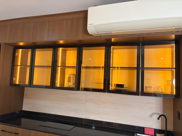 Lemari es besar, microwave, oven, dan oven pemanggang