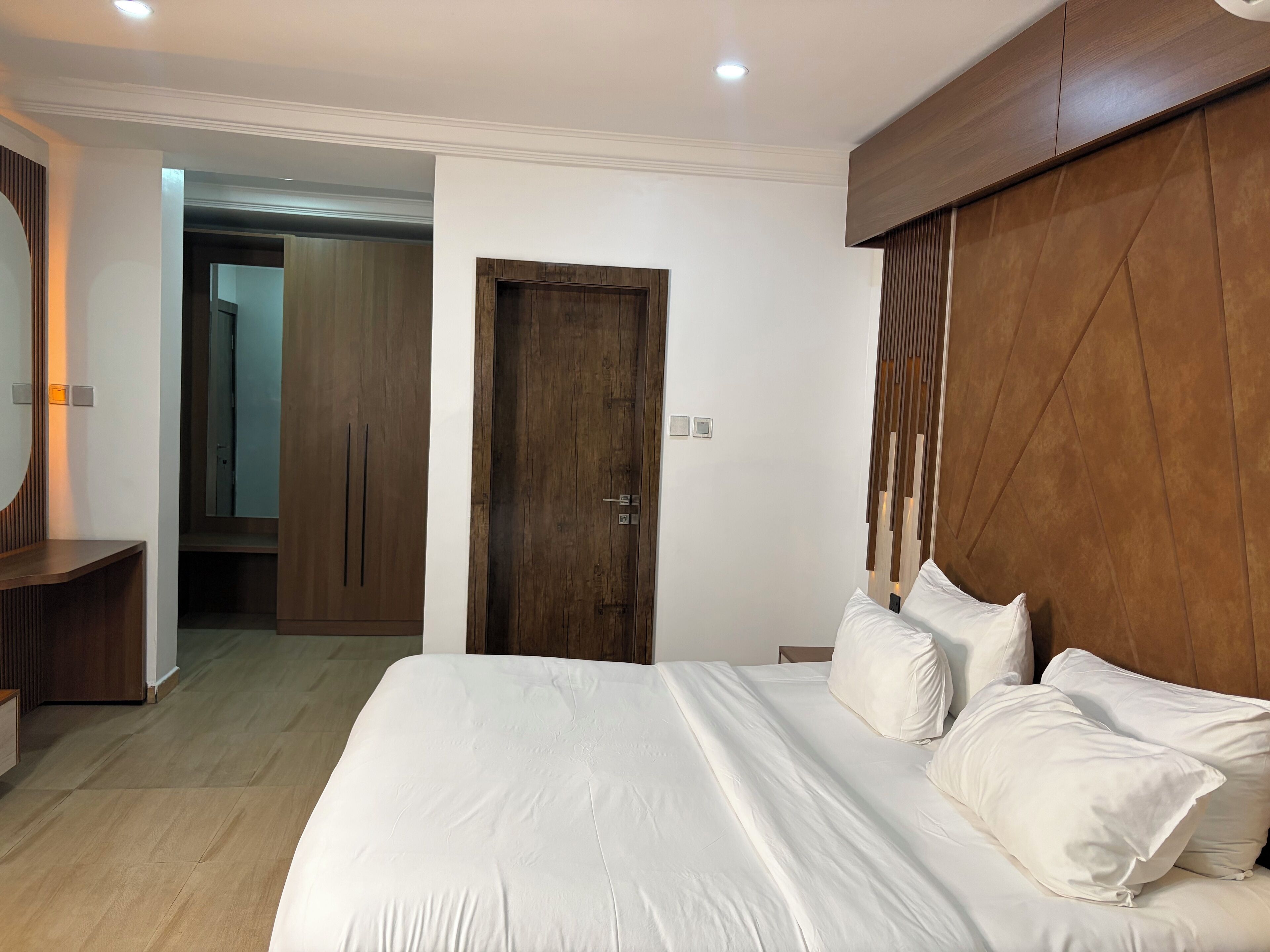 Deluxe appartement | Luxe beddengoed, Tempur Pedic-bedden, een kluis op de kamer, een bureau