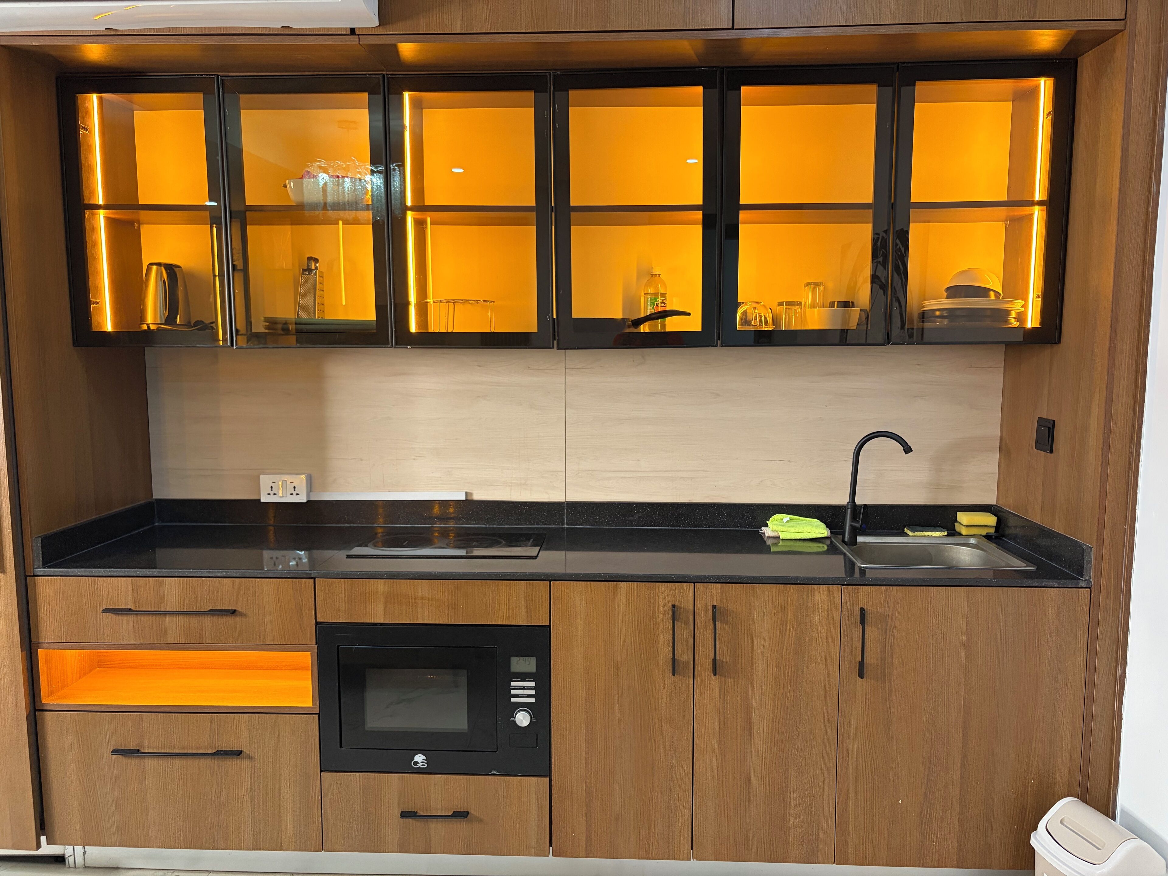 Apartamento de lujo, vistas al patio | Cocina básica privada | Frigorífico grande, microondas, horno y minihorno