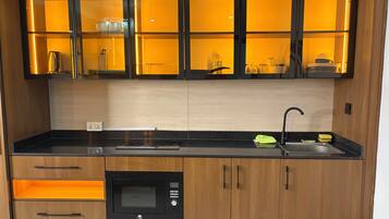 Luxury-Apartment, Blick auf den Innenhof | Eigene Kochnische | Großer Kühlschrank, Mikrowelle, Ofen, Toastergrill