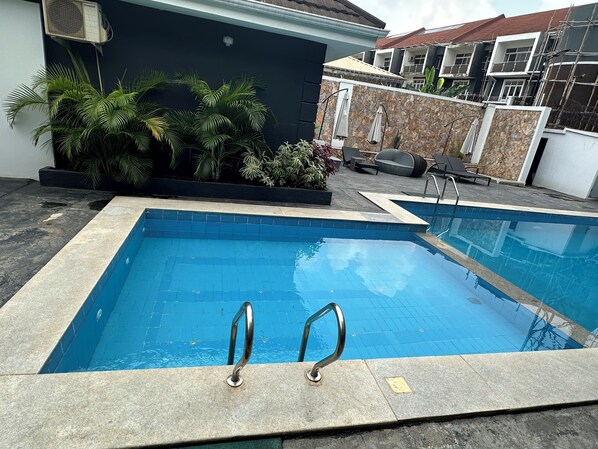 Una piscina al aire libre