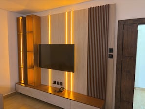 Deluxe-Apartment, 2 Schlafzimmer | Wohnbereich | Smart-TV, Netflix, Streaming-Dienste