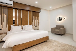 Apartamento luxo | Cofres nos quartos, escrivaninha, espaço de trabalho para notebook