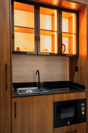 Refrigerador con freezer, microondas, horno, utensilios de cocina
