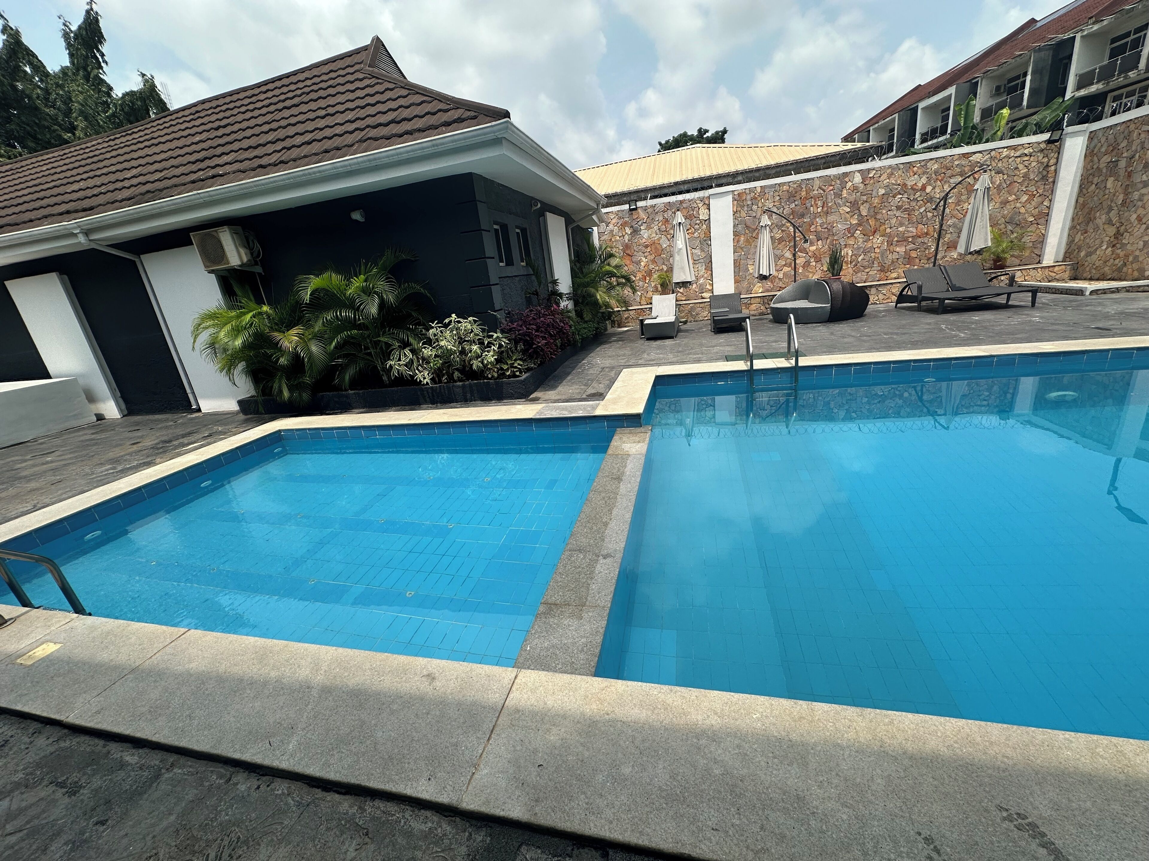 Una piscina al aire libre