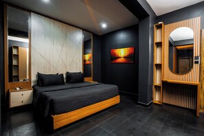 Un dormitorio moderno con una cama grande, una mesita de noche de madera, un armario empotrado, un espejo grande y un cuadro en la pared.