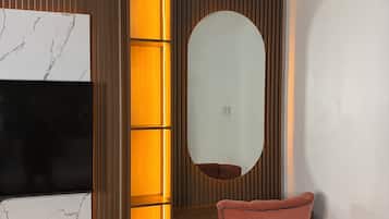 Deluxe appartement, 2 slaapkamers | Luxe beddengoed, Tempur Pedic-bedden, een kluis op de kamer, een bureau