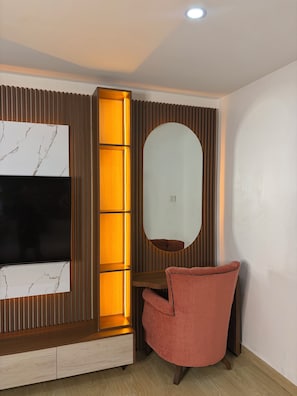 Deluxe Apartment, 2 Bedrooms | Premium bedding, Tempur-Pedic beds, in-room safe, desk