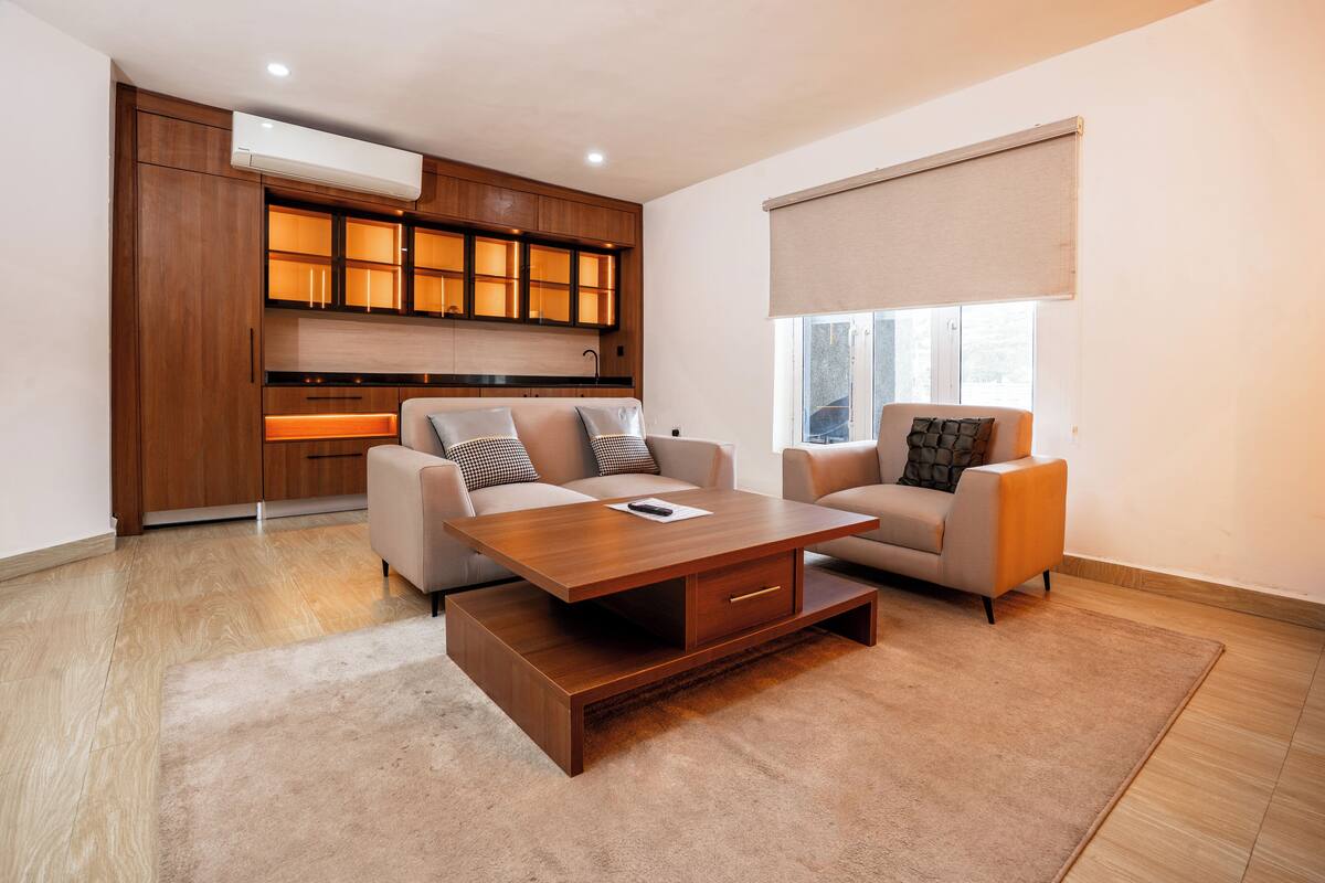 Apartamento Deluxe, 2 habitaciones | Zona de estar | Una Smart TV, Netflix, servicios de streaming