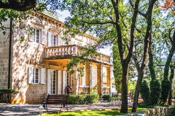 Villa (4 Bedrooms) | Front of property