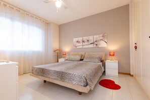 2 bedrooms, iron/ironing board, WiFi