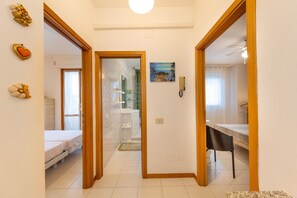 2 bedrooms, iron/ironing board, WiFi