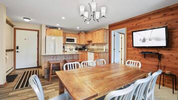 Condo, 2 Bedrooms | Dining