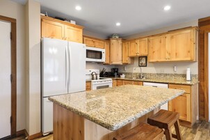 Condo, 2 quartos | Cozinha privada | Geladeira, cafeteira/chaleira