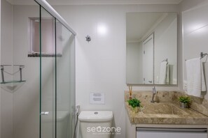 Basic Apartment | Bathroom - 3BR Apt w/ BBQ 290m From Beach Pic0125 (Bombinhas)