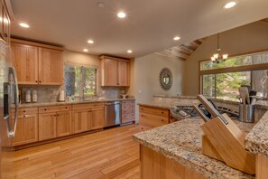 House, 4 Bedrooms | Private kitchen