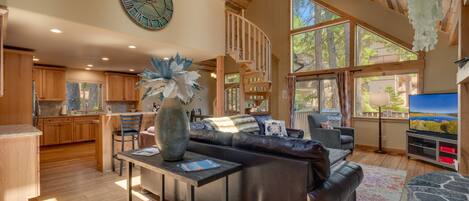 Maison, 4 chambres | Coin séjour | TV connectée