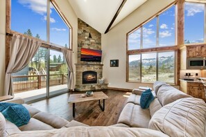 House, 5 Bedrooms | Living area