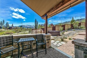 Outdoor dining - 1008c Mountain View Retreat 5 Bedroom Home (South Lake Tahoe)