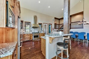 House, 5 Bedrooms | Private kitchen