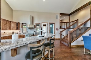House, 5 Bedrooms | Private kitchen