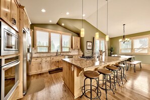 Maison, 4 chambres | Cuisine privée | Réfrigérateur, four, cafetière/bouilloire, grille-pain