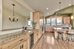 House, 4 Bedrooms | Private kitchen