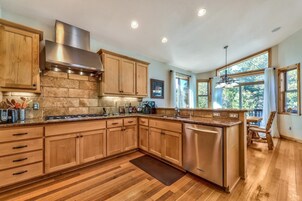 Casa, 3 habitaciones | Cocina privada | Frigorífico, horno, placa de cocina y cafetera o tetera