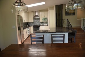 Rumah, 4 kamar tidur | Dapur pribadi | Lemari es, mesin pembuat kopi/teh, dan pemanggang roti