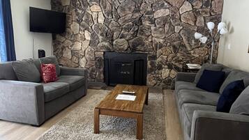 House, 5 Bedrooms | Living area