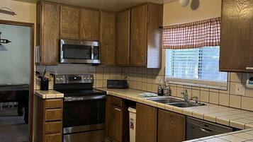 Nhà, 5 phòng ngủ | Bếp riêng | Tủ lạnh, lò nướng, dụng cụ pha cà phê/trà, lò nướng bánh mì