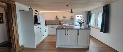 Réfrigérateur, un four, surface de cuisson, chaise haute