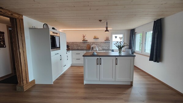 Kühlschrank, Ofen, Herdplatte, Hochstuhl