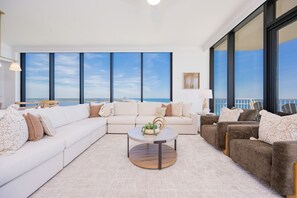 Condo, 4 habitaciones | Área de sala de estar